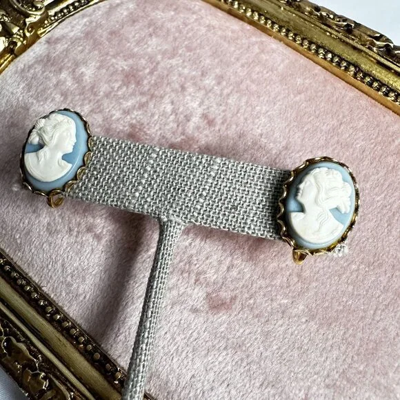 Vintage Gold Tone Blue & White Cameo Screw-back Earrings Mid-Century Modern MCM - Picture 3 of 9